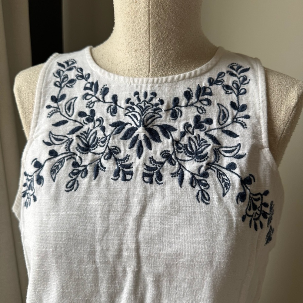 A&F Embroidered White Shell Top - Picture 2 of 5